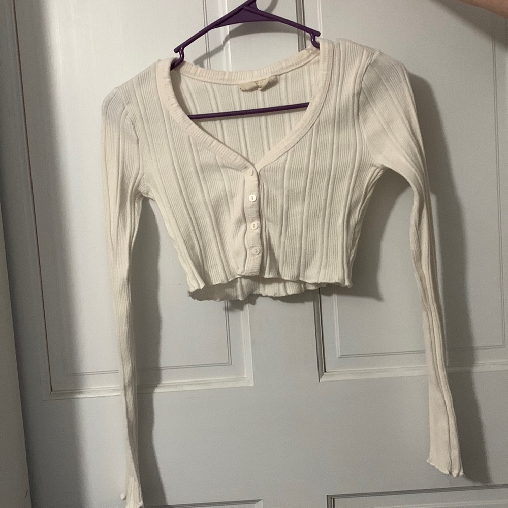 White long sleeve top crop.